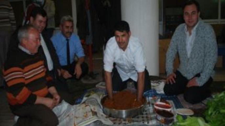 &Ouml;ğretmenlere &Ccedil;iğ K&ouml;fteli Kutlama