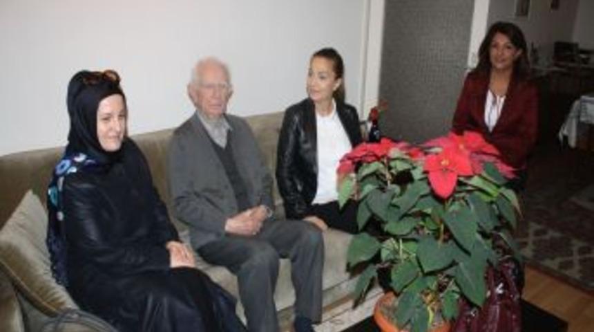 94 Yaşındaki &Ouml;ğretmen Ger&ccedil;ekten 'm&uuml;rekkep Yalamış'