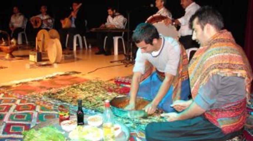 T&uuml;rk Okullarında G&ouml;rev Yapan &Ouml;ğretmenlerin Anne Ve Babalarına Plaket Verildi