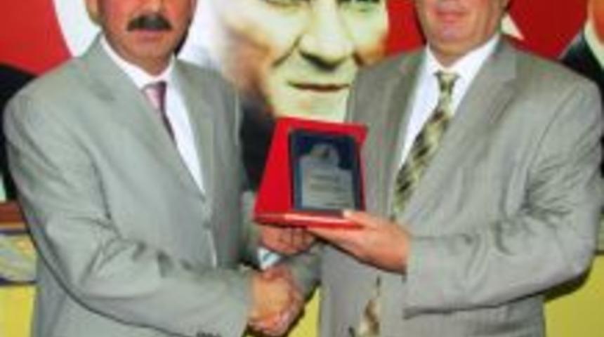 MHP&rsquo;li &Ccedil;ıngı&rsquo;ya &Uuml;lk&uuml;c&uuml;lerden Plaket!