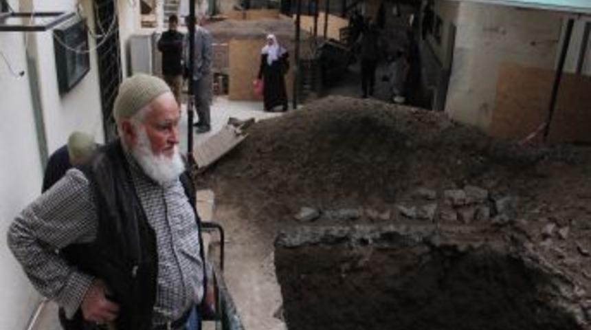 Tarihi Yeni Cami&rsquo;ndeki Betonarma Kısımlar Yıkılıp Tekrar Inşa Edilecek