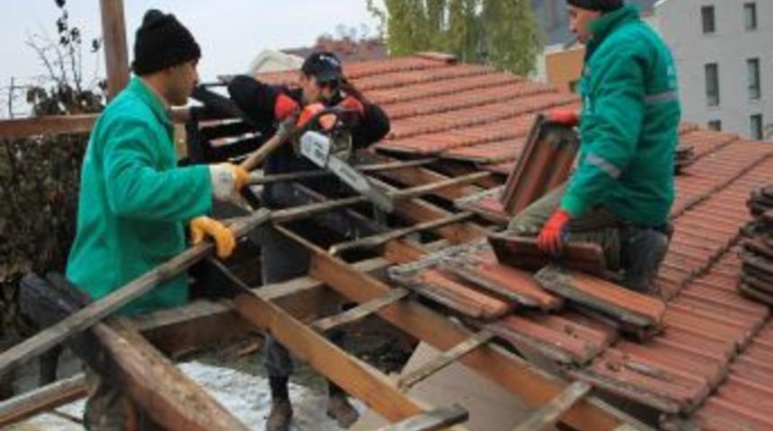 Yangında Hasar G&ouml;ren Gecekonduyu Belediye Onarıyor