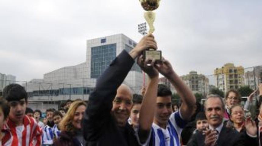 Yaşar&rsquo;dan &Ccedil;ocuklara Cumhuriyet Kupası