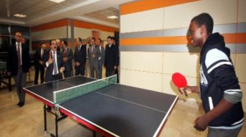 Vali Coş Masa Tenisi Oynadı