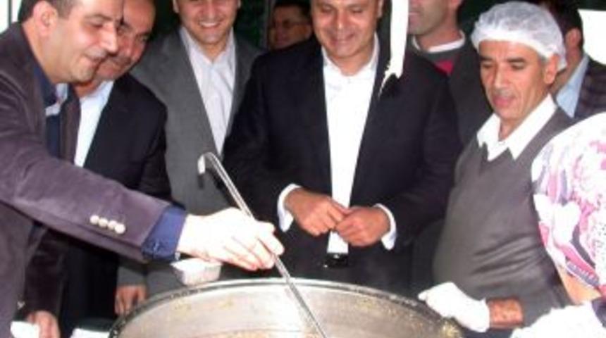 Kırıkhan Belediyesi Ve KİSED, Vatandaşlara Aşure Dağıttı