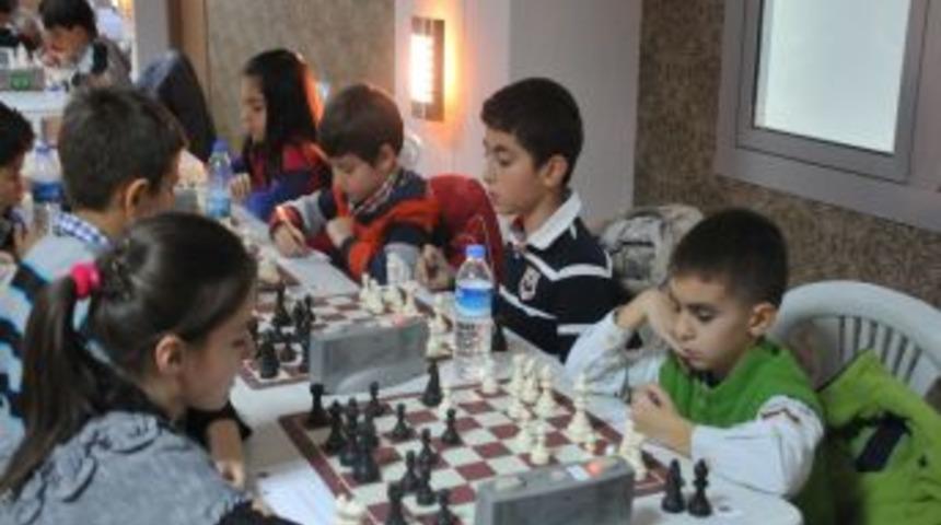 T&uuml;rkiye'nin D&ouml;rt Bir Yanından Gelen Minikler Satran&ccedil;ta Kıyasıya Yarıştı