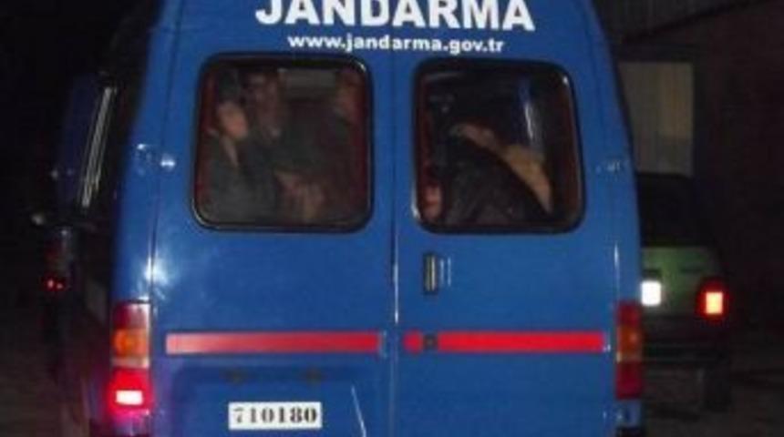 Ayvalık&rsquo;ta M&uuml;lteci Operasyonunda 35 M&uuml;lteci Ka&ccedil;amadan Yakanırken 2 Kişi Yaralandı