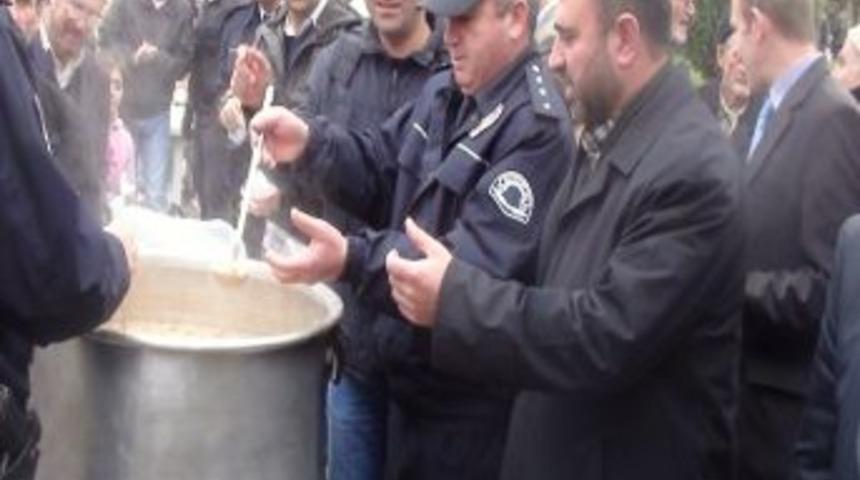 Polisten Vatandaşa Aşure