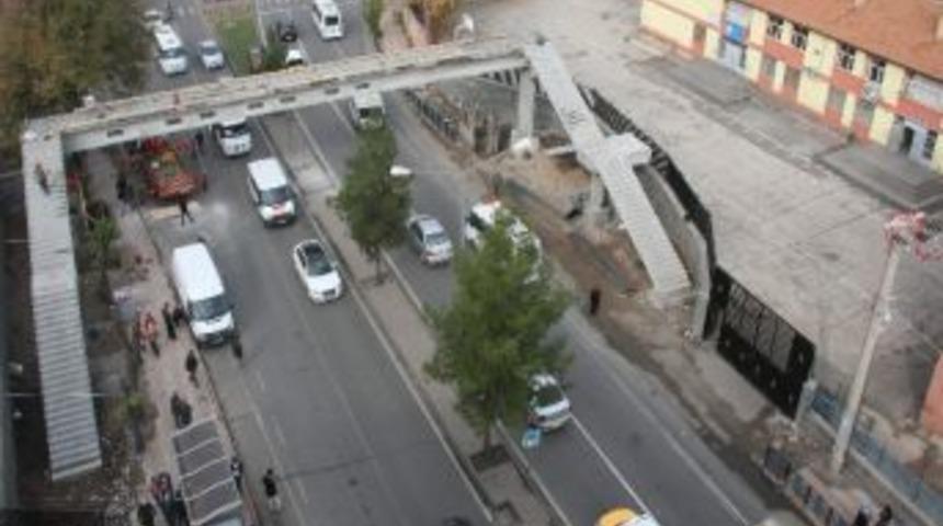 Trafik Kazalarını &Ouml;nlemek İ&ccedil;in &Uuml;st Ge&ccedil;it Yapılıyor