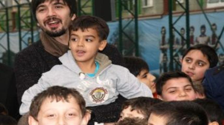 Trabzonspor&rsquo;lu Futbolcular Minikleri Ziyaret Etti