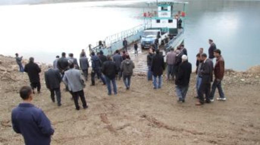 &Ccedil;ermik İle Gerger İl&ccedil;eleri Arasında Feribot Seferleri Başladı