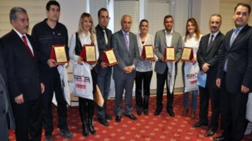 &Ouml;ğretmenler Masa Tenisi Turnuvasında Yarıştı