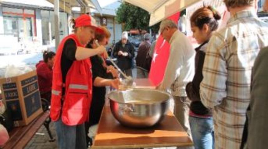 Kızılay Sel&ccedil;uk Şubesinden Bin 500 Kişilik Aşure