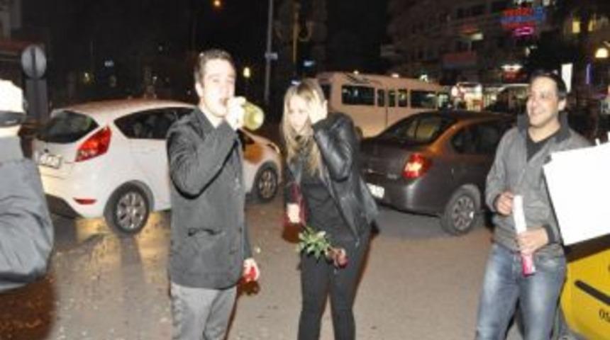 Sevgilisine Sokakta Evlilik Teklifi Yaptı