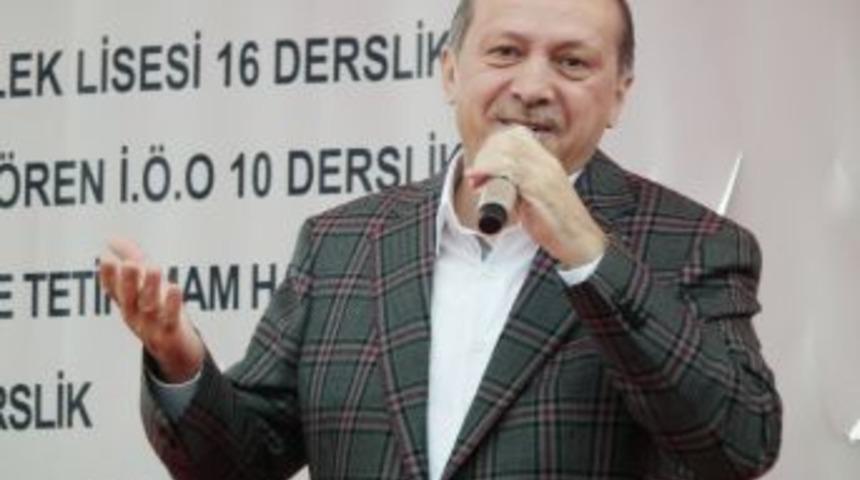 Milli Atlet Alptekin Başbakan Erdoğan&rsquo;a Atletizm Ayakkabısını Hediye Etti