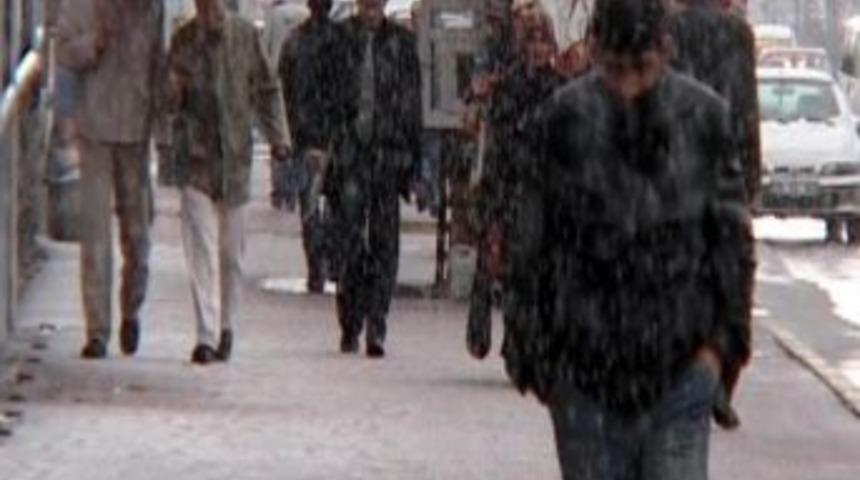 Erzurum Şehir Merkezinde Mevsimin Ilk Karı Yağdı