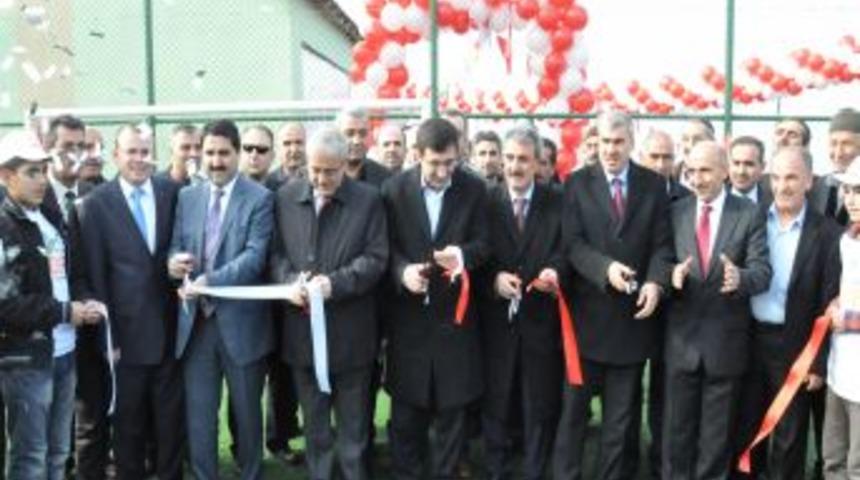 Bakan Yılmaz, Bingöl'de Halı Saha Açılışı Yaptı