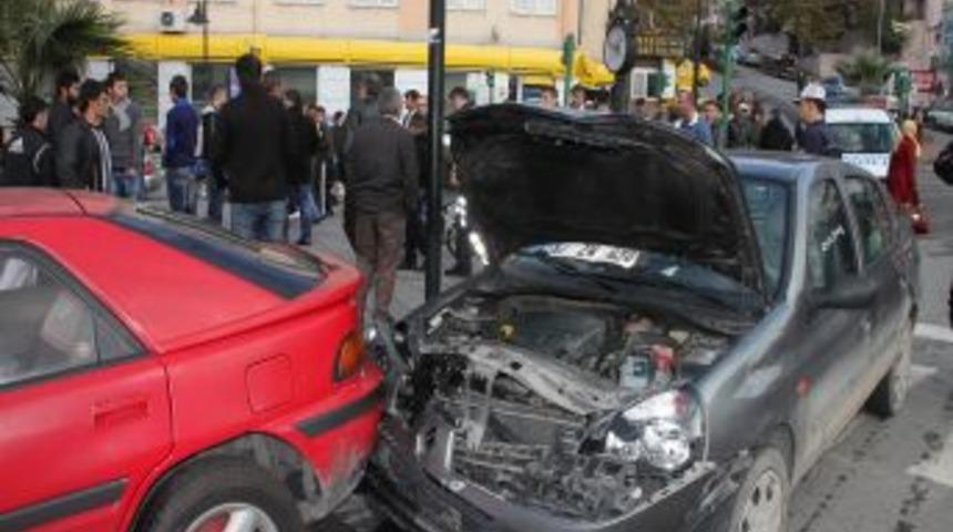 Freni Patlayan Ara&ccedil;, 4 Araca &Ccedil;arparak Durabildi