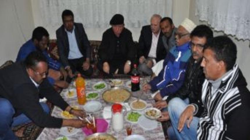 Isparta Valisi Oğuz, M&uuml;ltecilere Misafir Oldu