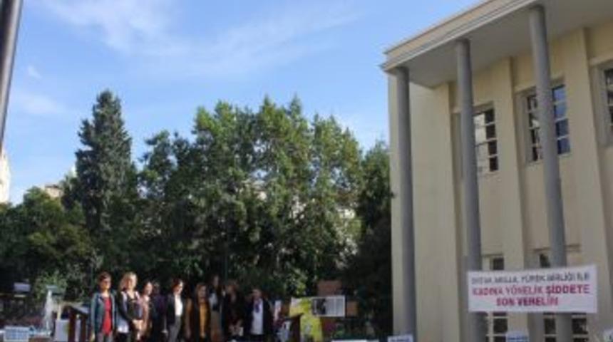 Kadına Şiddete Parkta Sergiledikleri D&ouml;vizlerle Tepki G&ouml;sterdiler