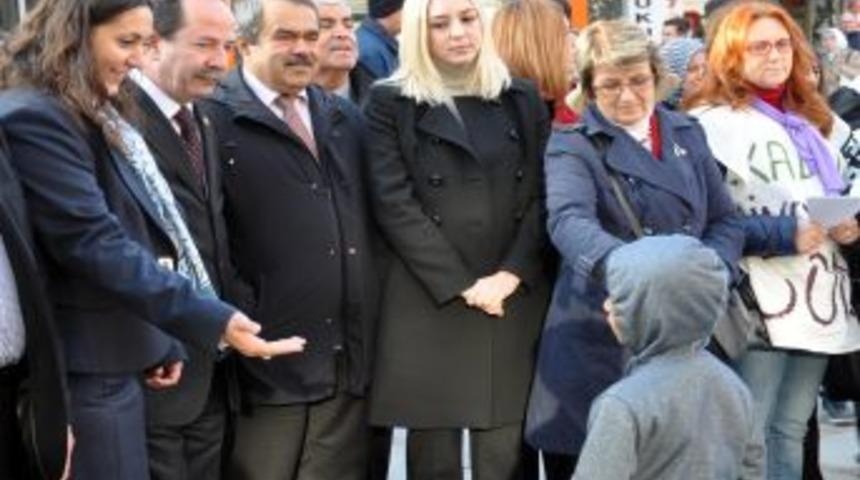 CHP&rsquo;li Vekil Polise Kestane Ikram Etti