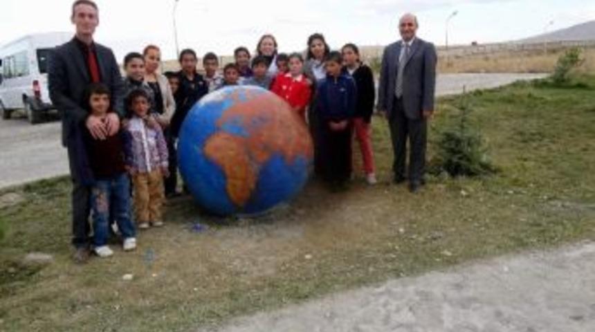 Okul Bah&ccedil;esine D&uuml;nya K&uuml;resi Yaptılar