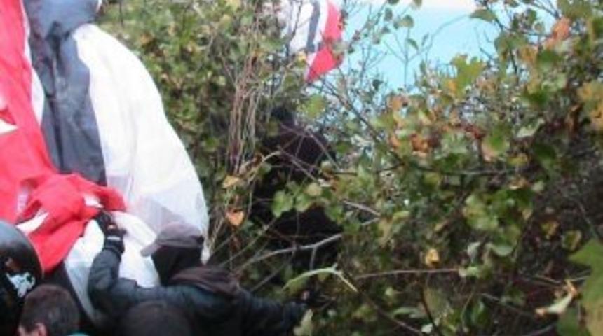 Yama&ccedil; Paraş&uuml;t&uuml; Ile Ağaca Takıldı