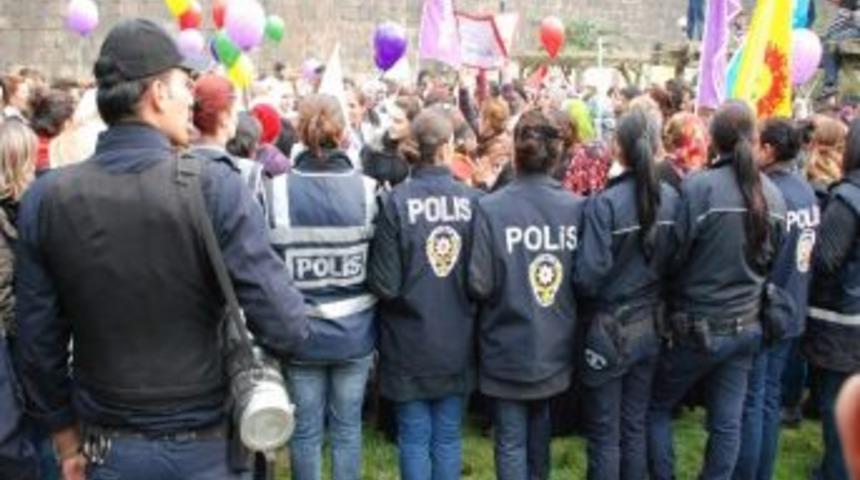 Diyarbakır&rsquo;da Gergin Kadın Y&uuml;r&uuml;y&uuml;ş&uuml;