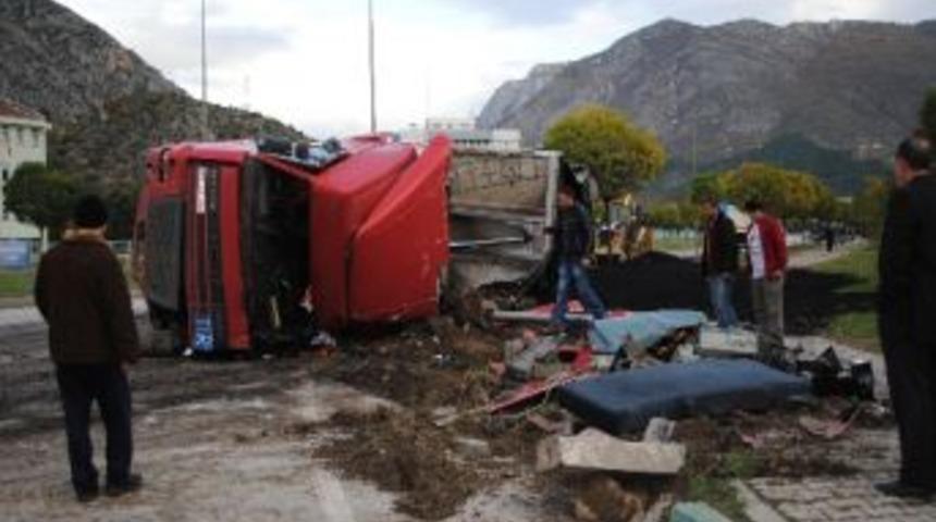 Amasya&rsquo;da Tır&rsquo;la Otomobil &Ccedil;arpıştı: 4 Yaralı