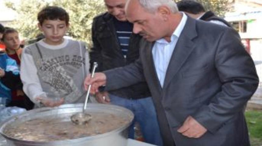 Turgutlu'da Y&uuml;zlerce Kişiye Aşure Dağıtıldı