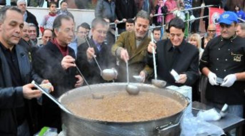 Akşehir Belediyesi Sanat&ccedil;ılarla Aşure Dağıttı