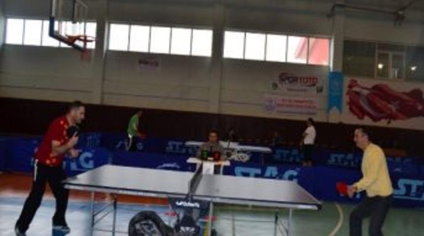 &Ouml;ğretmenler Masa Tenisinde Ter D&ouml;kt&uuml;