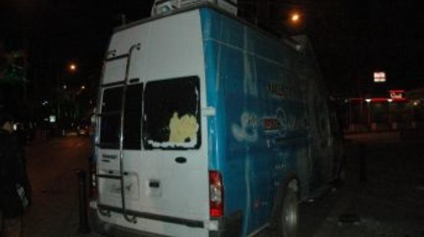 Ma&ccedil;tan &Ccedil;ıkan Taraftarlar, Canlı Yayın Aracına Zarar Verdi