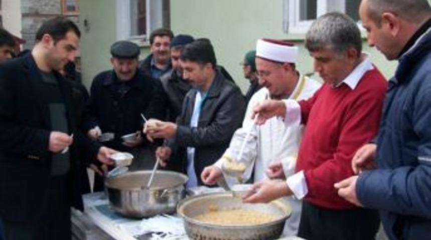 İmam Aşure Dağıttı