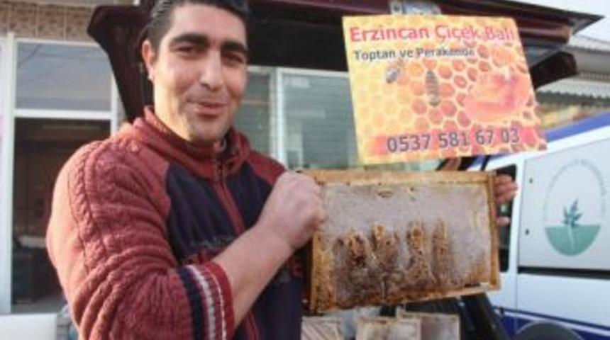 Bal Peteğinin &Uuml;zerinde &lsquo;allah&rsquo; Yazıyor