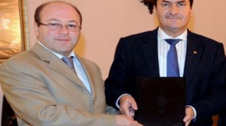 Yazmaeserler K&uuml;t&uuml;phanesinden Başkan D&uuml;ndar&rsquo;a &Ouml;zel Hediye