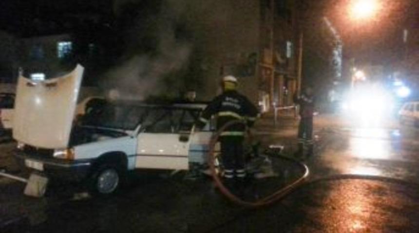 Hareket Halindeki Ara&ccedil; Yandı, S&uuml;r&uuml;c&uuml; Son Anda Kurtuldu