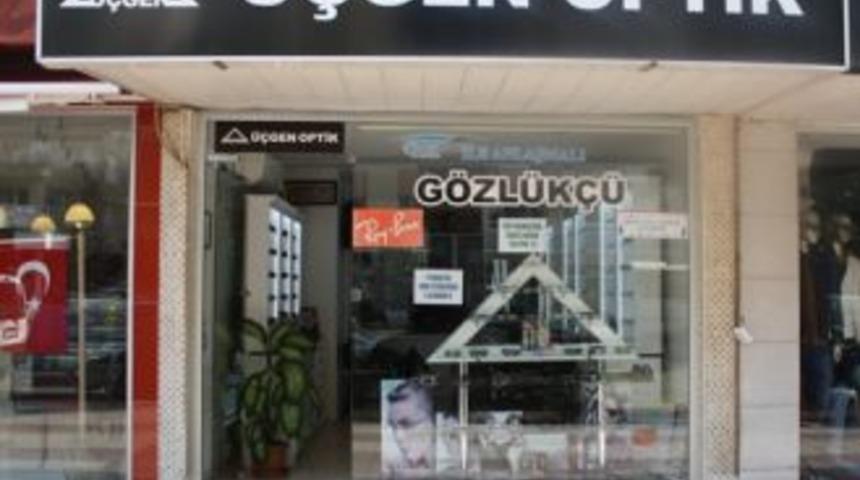 &Uuml;&ccedil;gen Optik 1 yaşında