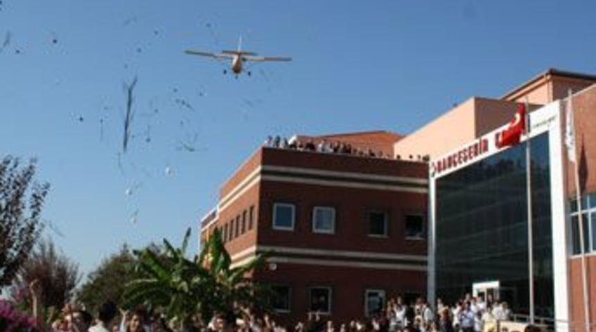 &Ouml;ğretmenlere g&ouml;ky&uuml;z&uuml;nden g&uuml;l yağdı