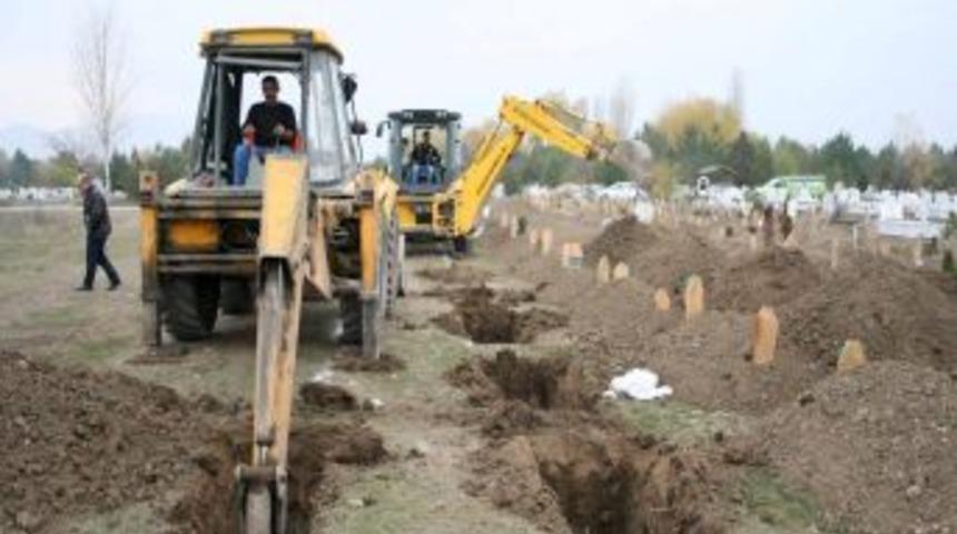 Erzincan Belediyesi, Mezarlıklarda Kız Hazırlıklarını S&uuml;rd&uuml;r&uuml;yor