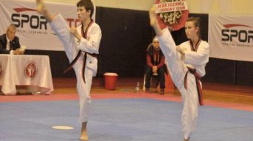 Tekvando Poomse Şampiyonasında Mehmet Eroğlu T&uuml;rkiye Birincisi &Ccedil;ıkardı