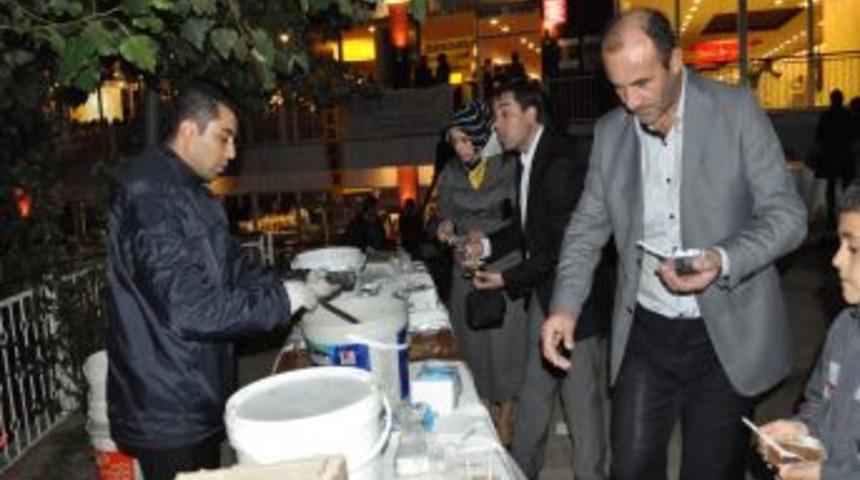 Balıkesirli &Ouml;ğretmenler Bin 500 Kişilik Aşure Dağıttı