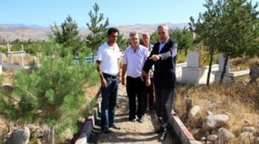 Mezarlıklarda &Ccedil;evre D&uuml;zenleme &Ccedil;alışmaları Devam Ediyor