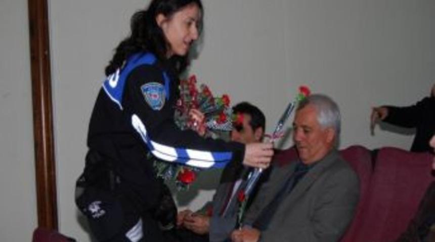 Edremit Tdp&rsquo;den &Ouml;ğretmenlere Karanfil