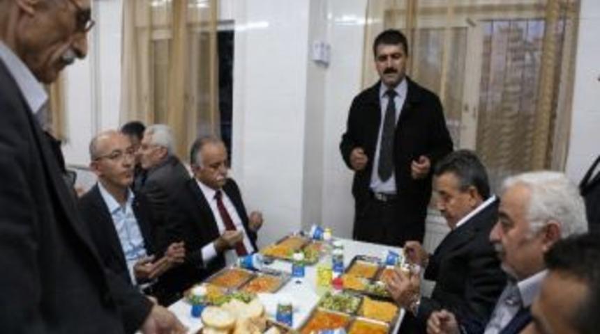 Başkan Karabağ, Yamanlar Cem Evi&rsquo;nde İftara Katıldı
