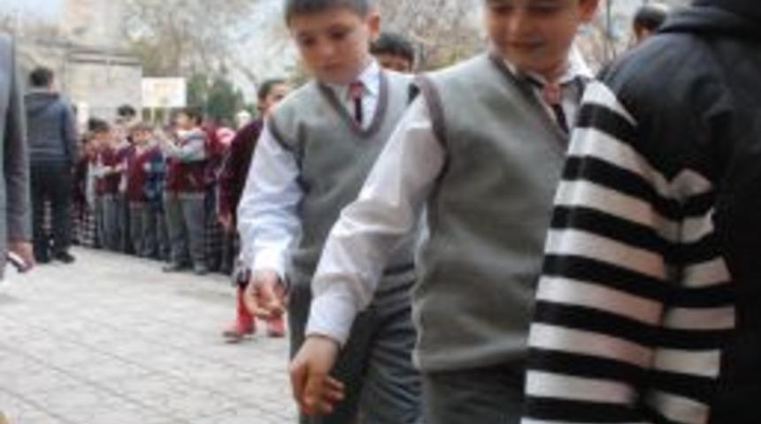 Gazze'deki &Ccedil;ocukların Yaraları Sarılsın Diye Har&ccedil;lıklarını G&ouml;nderdiler