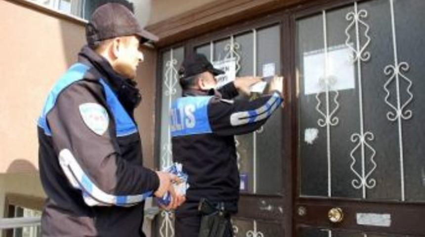 Boz&uuml;y&uuml;k&rsquo;te Polislerden Sticker&rsquo;lı Uyarı