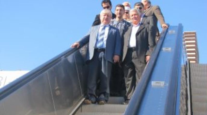 Eşekli Eyleme Başkan Akaydın'dan &lsquo;eşek Heykelli' Cevap