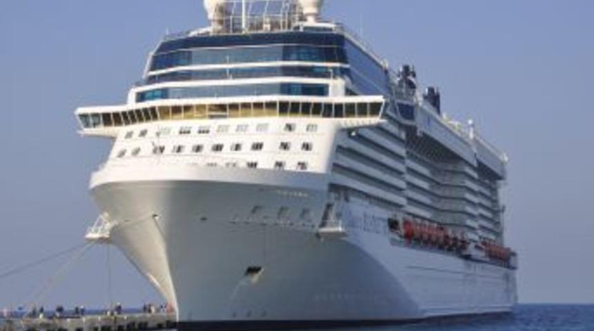 Kuşadası Limanı'na Sezonun Son Dev Yolcu Gemisi Geldi