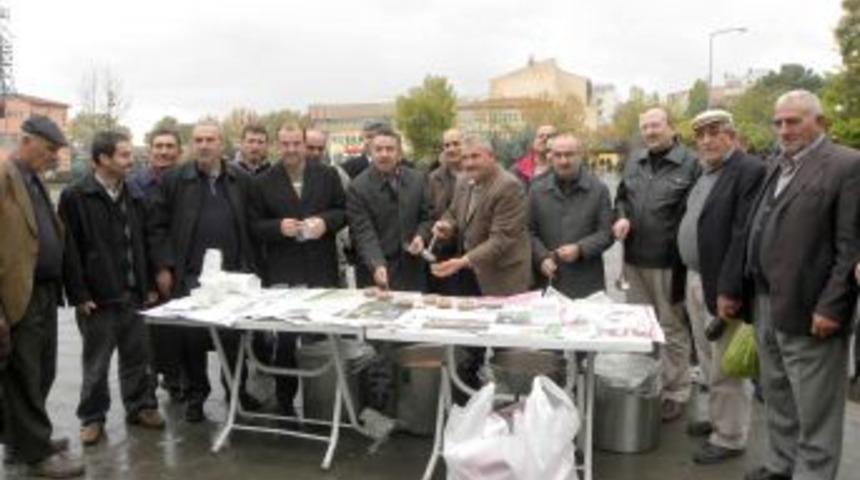 Memurlardan Halka Aşure Ikramı